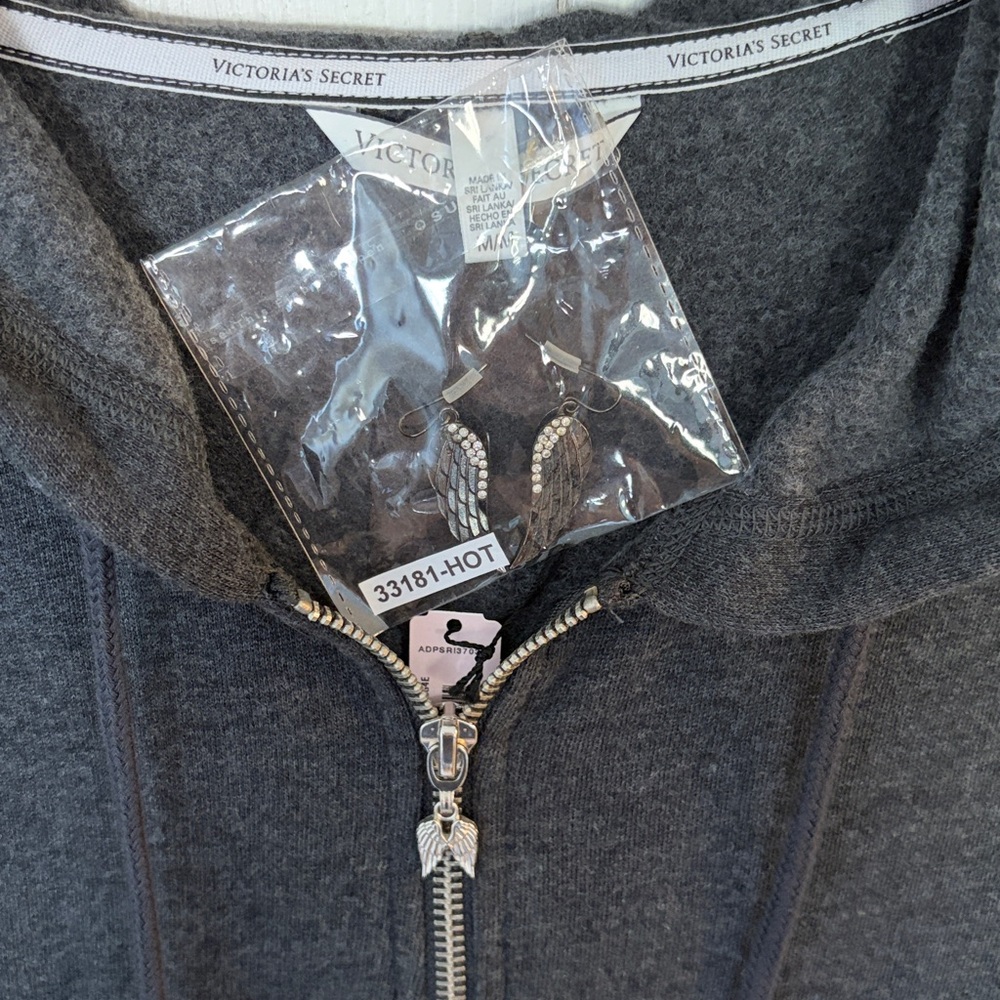 Victoria's Secret Charcoal Zip-Up Hoodie 🪽
& EARRINGS